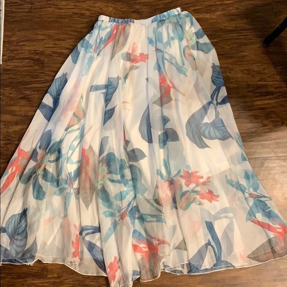 Chicwish Dresses & Skirts - Beautiful White Patterned Maxi Skirt